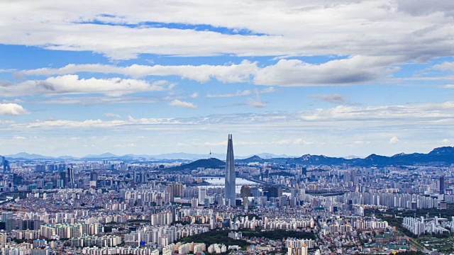 首尔市景，背后有乐天世界大厦和北首尔大厦(乐天世界大厦是韩国最高的建筑之一)视频素材