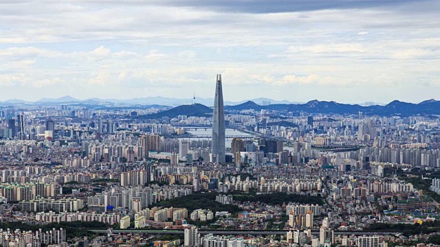 首尔市景，背后有乐天世界大厦和北首尔大厦(乐天世界大厦是韩国最高的建筑之一)视频素材