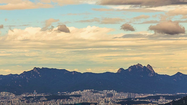 从南山城城堡俯瞰首尔的城市景观视频素材