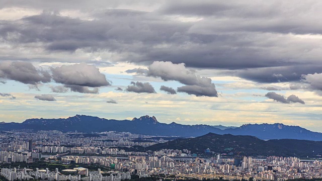 从南山城城堡俯瞰首尔的城市景观视频素材