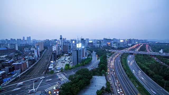 游泳馆商务区的交通夜景视频素材