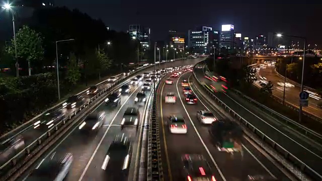 游泳馆商务区的交通夜景视频素材