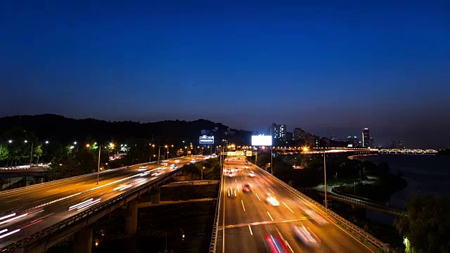 奥运公路(这条公路是首尔的主要路线)上的交通夜景视频素材