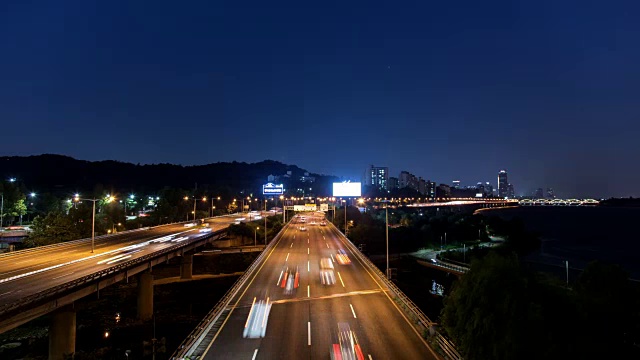 奥运公路(这条公路是首尔的主要路线)上的交通夜景视频素材