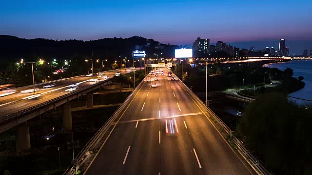 奥运公路(这条公路是首尔的主要路线)上的交通夜景视频素材