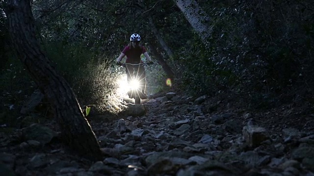 骑山地车的人通过森林隧道下到小路上视频素材