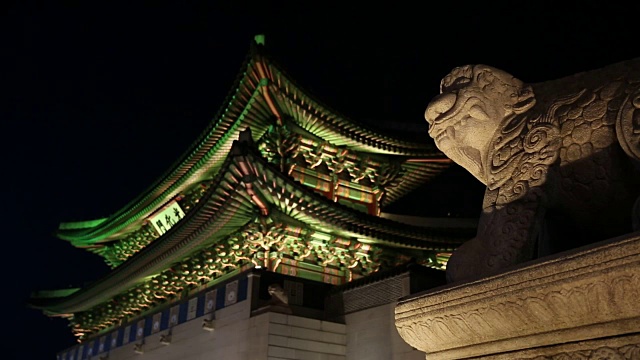 景福宫正门夜景(首尔悠久历史的地标和象征)视频素材