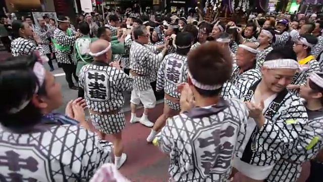 身着传统服饰的日本人在东京庆祝涩谷三越节视频素材