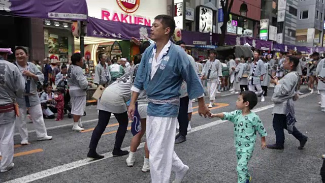 日本人在东京庆祝传统的涉谷三越节视频素材