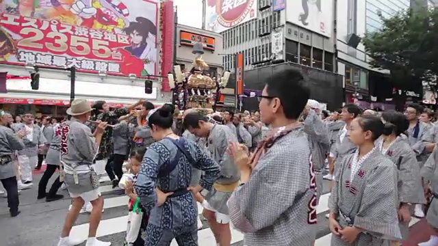 日本人在东京庆祝传统的涉谷三越节视频素材