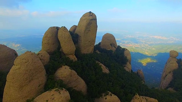 无人机在加泰罗尼亚地区美丽而独特的蒙特塞拉特山脉峭壁上拍摄的航拍画面。4 k UHD。视频素材