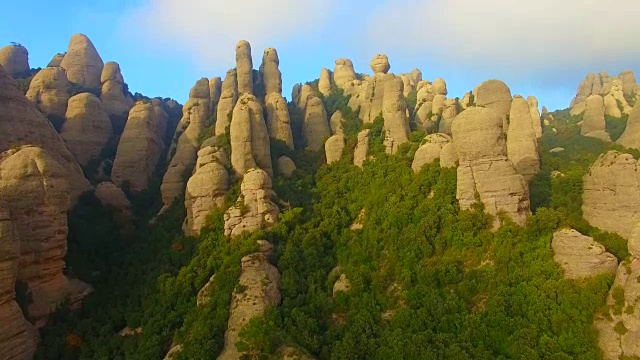 无人机在加泰罗尼亚地区美丽而独特的蒙特塞拉特山脉峭壁上拍摄的航拍画面。4 k UHD。视频素材