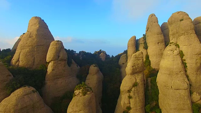 无人机在加泰罗尼亚地区美丽而独特的蒙特塞拉特山脉峭壁上拍摄的航拍画面。4 k UHD。视频素材