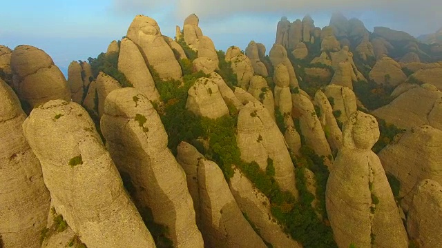 无人机在加泰罗尼亚地区美丽而独特的蒙特塞拉特山脉峭壁上拍摄的航拍画面。4 k UHD。视频素材