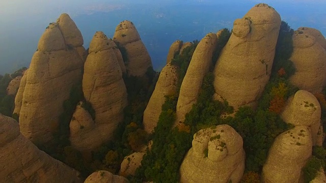 无人机在加泰罗尼亚地区美丽而独特的蒙特塞拉特山脉峭壁上拍摄的航拍画面。4 k UHD。视频素材