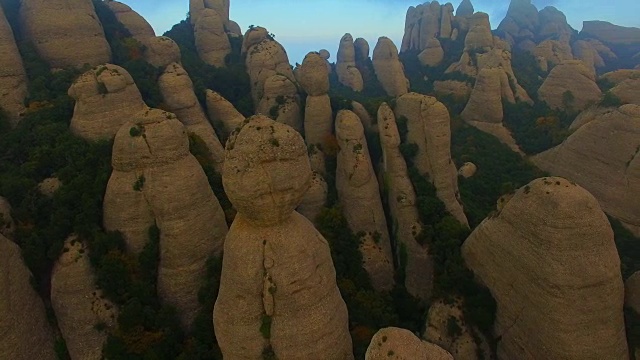 无人机在加泰罗尼亚地区美丽而独特的蒙特塞拉特山脉峭壁上拍摄的航拍画面。4 k UHD。视频素材