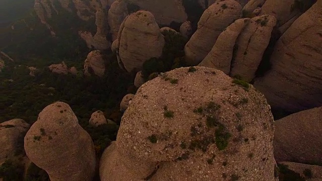 无人机在加泰罗尼亚地区美丽而独特的蒙特塞拉特山脉峭壁上拍摄的航拍画面。4 k UHD。视频素材