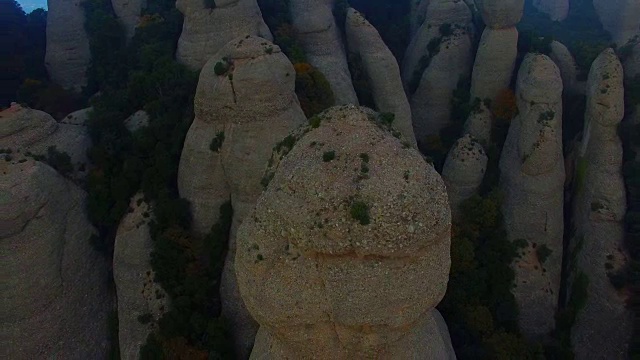 无人机在加泰罗尼亚地区美丽而独特的蒙特塞拉特山脉峭壁上拍摄的航拍画面。4 k UHD。视频素材