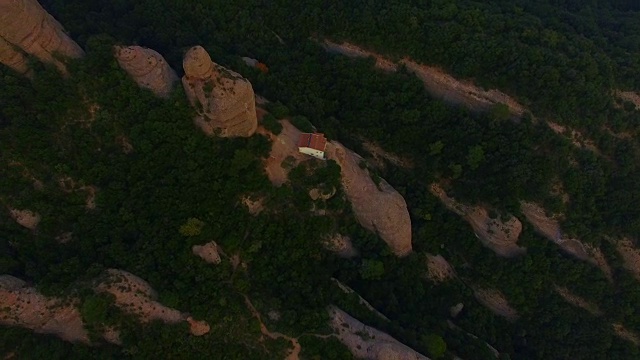 无人机在加泰罗尼亚地区美丽而独特的蒙特塞拉特山脉峭壁上拍摄的航拍画面。4 k UHD。视频素材