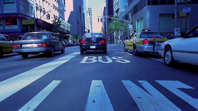 时间流逝汽车视角通过十字路口的交通/转向公园大道/曼哈顿，纽约市视频素材