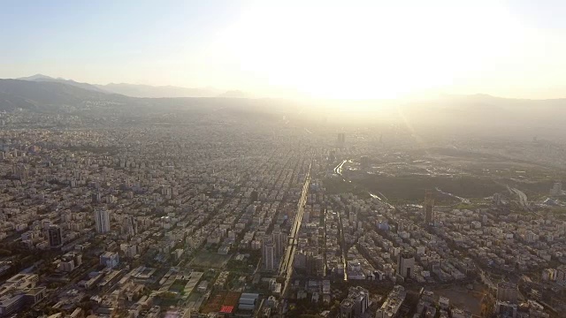 伊朗德黑兰日出时的鸟瞰图。视频素材