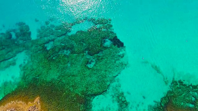 塞浦路斯，阿伊纳帕，格列科角。鸟瞰图。美丽的风景和海浪。蓝泻湖。视频素材