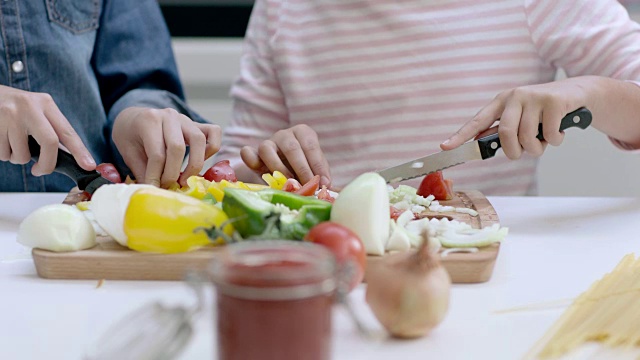 特写的孩子们正在准备一顿饭视频素材