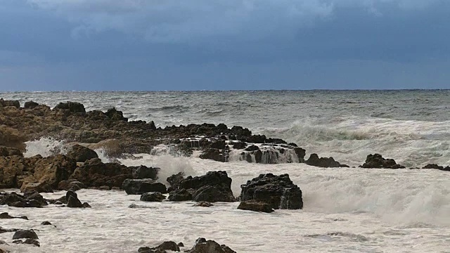 海浪拍打着浪花(慢镜头)视频素材