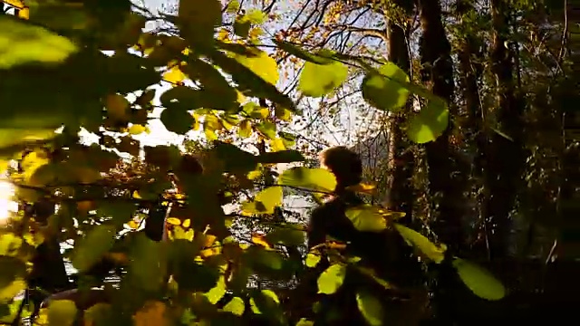 中年夫妇沿着山湖岸探险视频素材