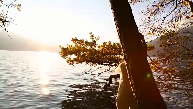 中年夫妇沿着山湖岸探险视频素材