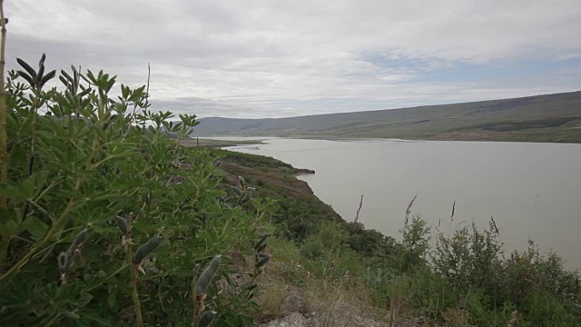 宽阔的镜头掠过平静的湖泊和山脉视频素材