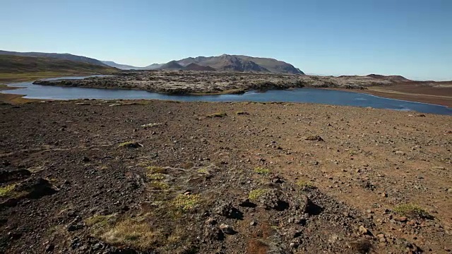 宽平移向上拍摄的岩石景观和湖泊视频素材