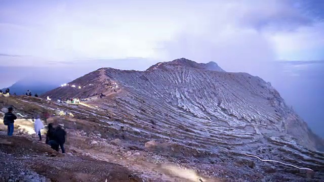 印度尼西亚东爪哇卡瓦伊真火山日出时的时间流逝。视频素材