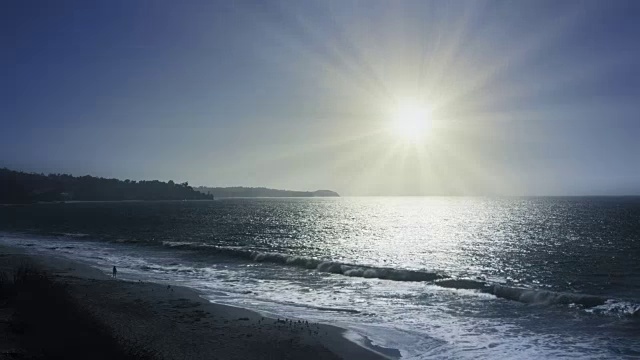 海岛热带海滩上的日出，海浪视频素材