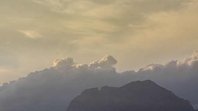 普格卡马帕纳山和云时间流逝视频素材