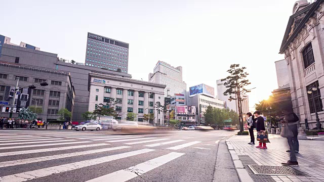 首尔市中心道路上繁忙的交通。间隔拍摄视频素材