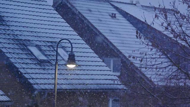 窗外飘落的雪花视频素材