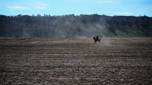 游客在布罗莫山骑马视频素材