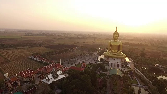 鸟瞰图的大佛在Wat Muang，泰国。视频素材