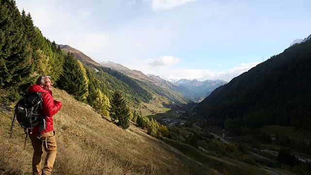 男性徒步者沿着小路穿过山坡，日出视频素材