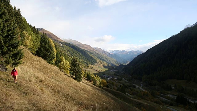 男性徒步者沿着小路穿过山坡，日出视频素材