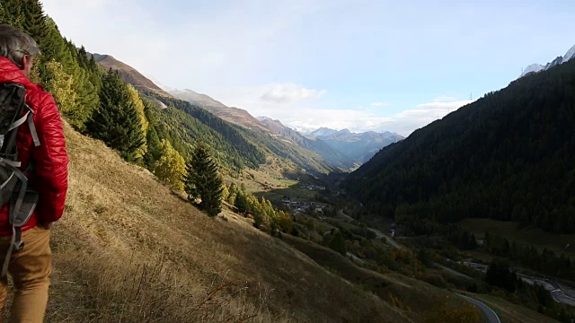 男性徒步者沿着小路穿过山坡，日出视频素材