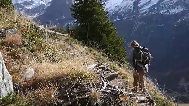 男性徒步者沿着小路穿过山坡，雪山视频素材