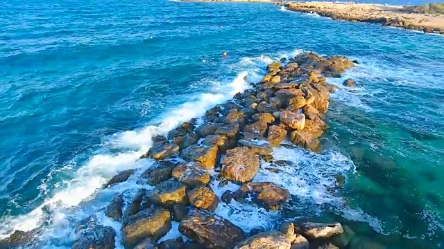 塞浦路斯,Protara Paralimni。鸟瞰图。美丽的风景和海浪视频素材