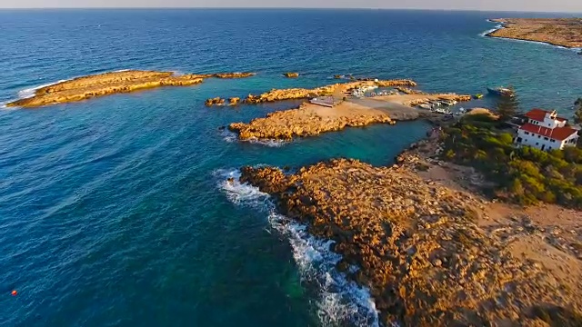 塞浦路斯,Protara Paralimni。鸟瞰图。美丽的风景和海浪视频素材