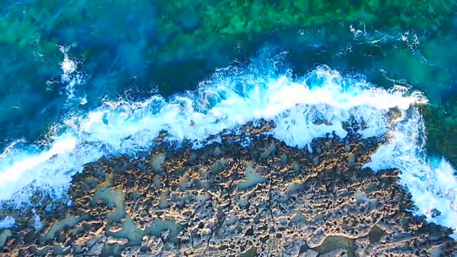 塞浦路斯,Protara Paralimni。鸟瞰图。美丽的风景和海浪视频素材