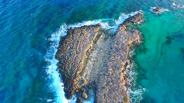 塞浦路斯,Protara Paralimni。鸟瞰图。美丽的风景和海浪视频素材