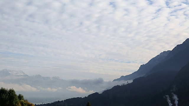 时间流逝的观点，云通过头顶的山视频素材