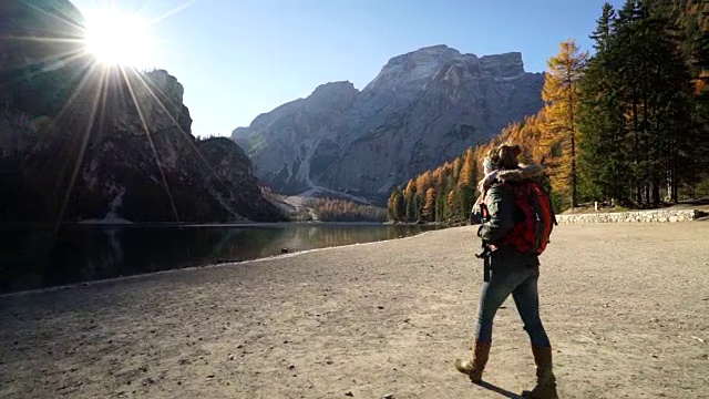 日出时分，女子徒步前往高山湖视频素材