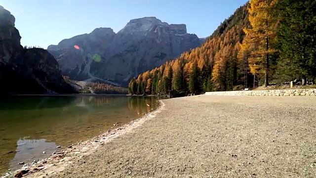 日出时分沿着高山湖散步视频素材